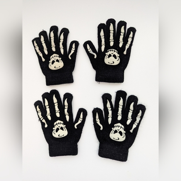 2 Pair of Kids Skeleton/Halloween/Fall Gloves - Black & White - Picture 1 of 2